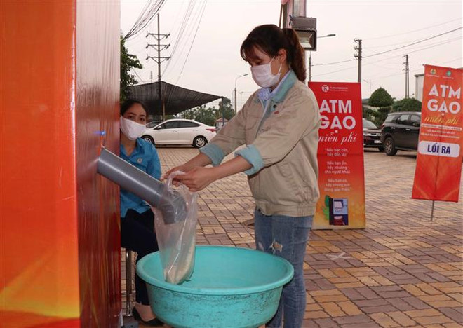 'ATM gạo' đến với những hoàn cảnh khó khăn tại Bắc Ninh và Đồng Tháp ảnh 1