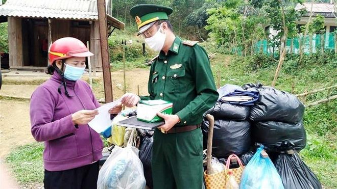 Cán bộ, chiến sỹ Đồn Biên phòng Làng Ho, Bộ đội Biên phòng Quảng Bình phát khẩu trang miễn phí và tuyên truyền, nâng cao nhận thức phòng chống dịch bệnh cho người dân. (Ảnh: Võ Dung/TTXVN) Minh bạch trong phân bổ tiền, thiết bị y tế được hỗ trợ chống dịch ảnh 2