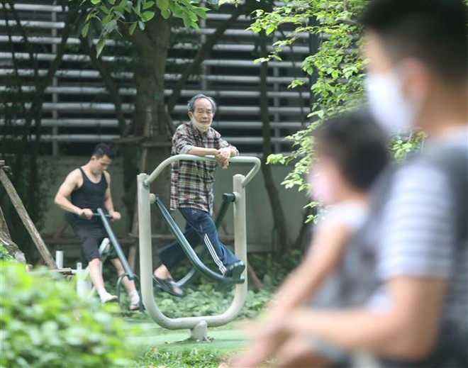 Người dân tập thể dục vào cuối giờ chiều 20/4. (Ảnh: Thanh Tùng/TTXVN) Hà Nội vẫn hạn chế tập trung đông người, ngừa nguy cơ lây nhiễm ảnh 2