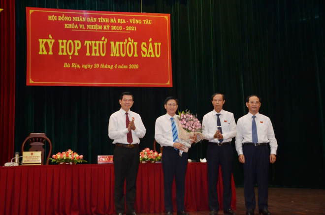 Ông Nguyễn Hồng Lĩnh (ngoài cùng, bên trái), Ủy viên Trung ương Đảng, Bí thư Tỉnh ủy, Chủ tịch HĐND tỉnh; ông Nguyễn Văn Thọ (thứ hai, bên phải), Chủ tịch UBND tỉnh và ông Mai Ngọc Thuận, Phó Chủ tịch HĐND tỉnh chúc mừng ông Lê Ngọc Khánh. (Nguồn: Báo Bà Rịa-Vũng Tàu) Ông Lê Ngọc Khánh được bầu làm Phó Chủ tịch UBND tỉnh Bà Rịa-Vũng Tàu ảnh 1