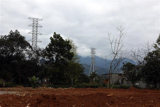 Phần đường dây 220kV mạch kép đấu nối với Trạm biến áp 220kV Bắc Quang. (Ảnh: Huy Hùng/TTXVN) Vì sao các dự án điện trọng điểm chậm tiến độ? ảnh 2