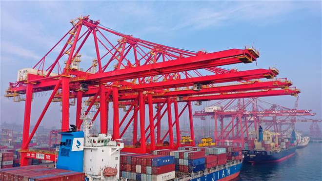 Hoạt động bốc xếp hàng hóa tại cảng ở tỉnh Sơn Đông, Trung Quốc. (Ảnh: THX/TTXVN) Xu hướng ''vũ khí hóa'' các hiệp định thương mại tự do ảnh 1