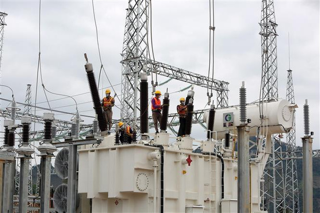 Thi công tại trạm biến áp 220 kV Bắc Quang. (Ảnh: Huy Hùng/TTXVN) Vì sao các dự án điện trọng điểm chậm tiến độ? ảnh 1