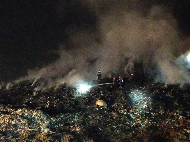 Đà Nẵng: Đám cháy tại bãi rác Khánh Sơn đã cơ bản được khống chế ảnh 1