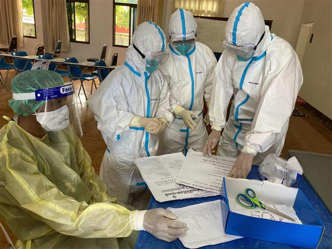 Một điểm xét nghiệm COVID-19 tại Vientiane, Lào. (Ảnh: THX/TTXVN) Tổng số ca mắc COVID-19 tại Lào đã vượt 2.000 người ảnh 1
