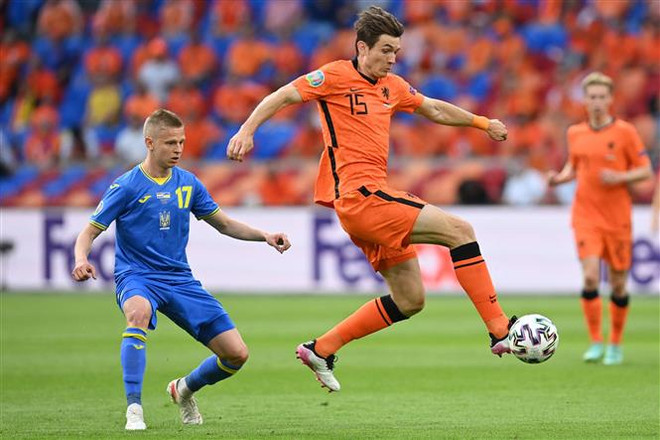Tiền vệ Hà Lan Marten de Roon nỗ lực khống chế bóng trong trận đấu gặp Ukraine. (Ảnh: AFP/TTXVN) EURO 2020: Hà Lan đánh bại Ukraine sau màn rượt đuổi tỷ số kịch tính ảnh 1