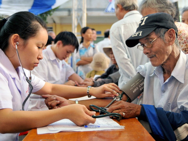 Khám bệnh, cấp phát thuốc miễn phí cho 32.500 người cao tuổi ảnh 1