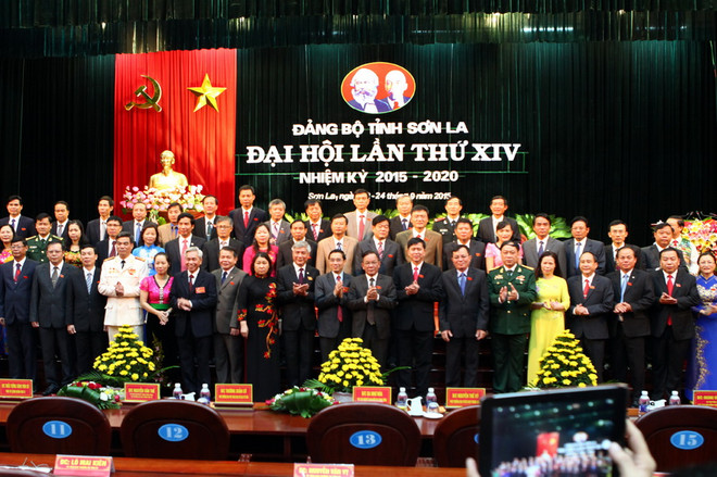 Ban chấp hành Đảng bộ tỉnh Sơn La khóa XIV nhiệm kỳ 2015-2020 ra mắt Đại hội. (Ảnh: Điêu Chính Tới/TTXVN) Ông Hoàng Văn Chất được tín nhiệm bầu làm Bí thư Tỉnh ủy Sơn La ảnh 1
