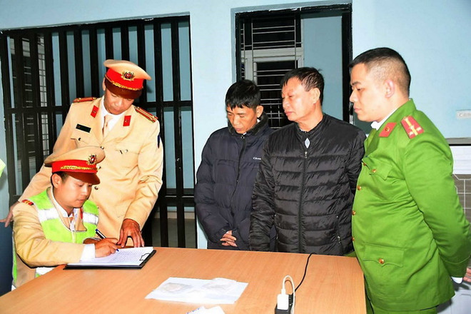 Trung tá Lê Anh Sơn, Đội trưởng Đội Cảnh sát giao thông số 2, Công an thành phố Hải Phòng (áo vàng, đứng) chỉ đạo công tác. (Ảnh: TTXVN phát) Cảnh sát Giao thông Hải Phòng - lực lượng chốt chặn tội phạm ma túy ảnh 1