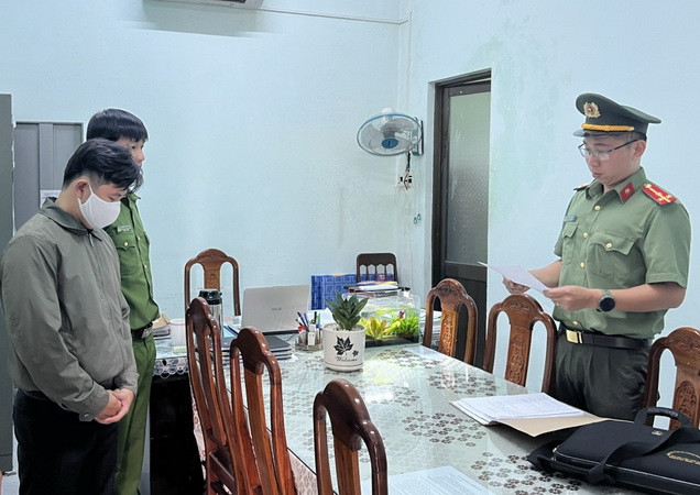 Quảng Ngãi khởi tố 2 anh em mua bằng giả để mở phòng khám nha khoa ảnh 1