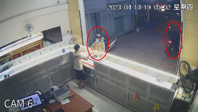 Trong khi một nam thanh niên đang xem vàng, một nam thanh niên đã nổ máy xe đợi sẵn bên ngoài. (Ảnh: Cắt từ camera) Điều tra vụ cướp tiệm vàng và vụ giết người tại phòng trọ ở Bình Dương ảnh 1