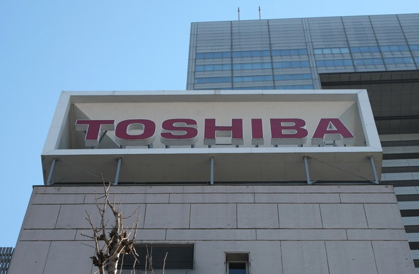Biểu tượng Toshiba tại trụ sở ở Tokyo. (Nguồn: AFP/TTXVN) Thăng trầm Toshiba - Doanh nghiệp “quốc hồn quốc túy” của Nhật ảnh 1