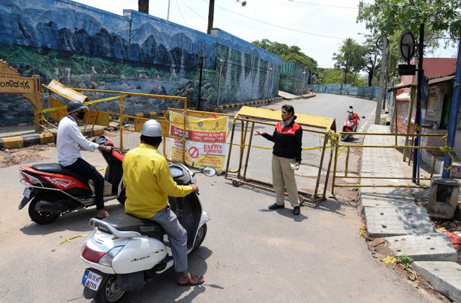 Một tuyến đường bị phong tỏa tại Bangalore, Ấn Độ ngày 10/4 vừa qua nhằm ngăn chặn sự lây lan của COVID-19. (Ảnh: THX/TTXVN) Tình hình dịch COVID-19 đến sáng 18/4: Hơn 2,2 triệu ca nhiễm ảnh 1