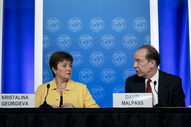 Tổng Giám đốc IMF Kristalina Georgieva (trái) và Chủ tịch WB David Malpas. (Ảnh: THX/TTXVN) IMF và WB cam kết tăng chương trình hoãn trả nợ cho các nước nghèo ảnh 1