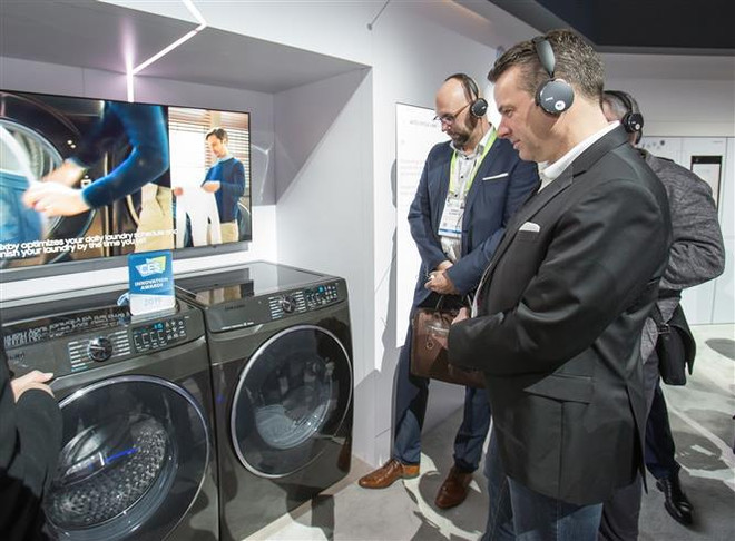 Máy sấy quần áo của Samsung được trưng bày tại CES 2019 ở Las Vegas, Mỹ. (Ảnh: Yonhap/TTXVN) Các công ty công nghệ Hàn Quốc ra mắt sản phẩm mới nhất tại CES 2020 ảnh 1