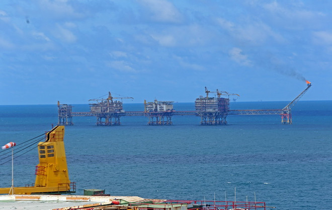 Các giàn khoan dầu khí của Vietsovpetro tại mỏ Bạch Hổ. (Ảnh: Huy Hùng/TTXVN) Việt Nam là thị trường tiềm năng của nhiều doanh nghiệp Nga ảnh 1