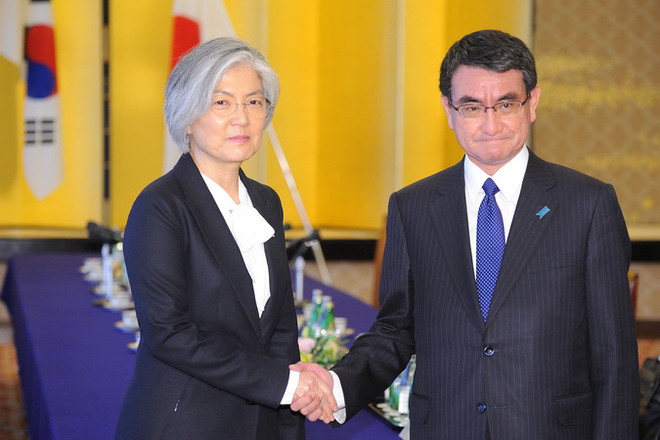 Ngoại trưởng Hàn Quốc Kang Kyung-wha và người đồng cấp Nhật Bản Taro Kono. (Ảnh: AFP/TTXVN) Ngoại trưởng Nhật Bản tới Hàn Quốc để bàn về chính sách Triều Tiên ảnh 1