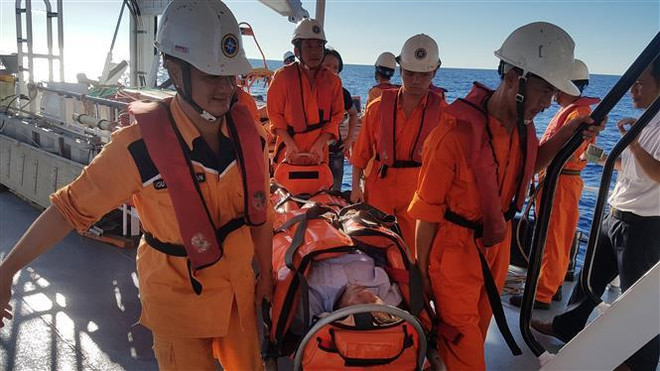 Kịp thời cứu nạn một ngư dân bị tai nạn, hôn mê trên biển ảnh 1