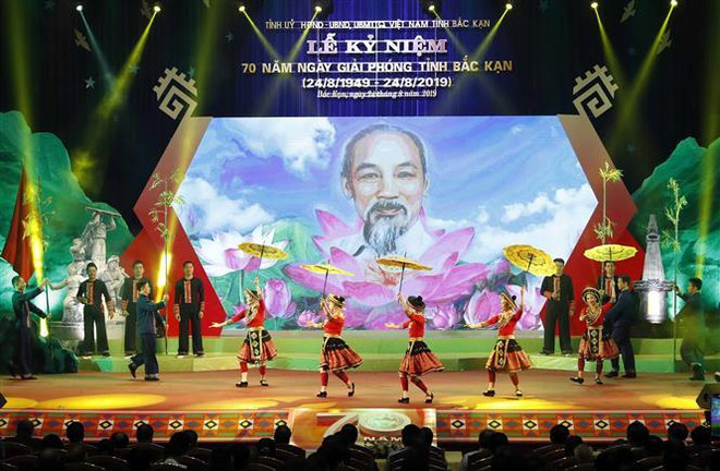Tiết mục văn nghệ chào mừng lễ kỷ niệm. (Ảnh: Thống Nhất/TTXVN) Trang trọng lễ kỷ niệm 70 năm Ngày giải phóng tỉnh Bắc Kạn ảnh 1