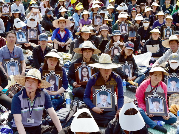 Hàn Quốc tưởng niệm một năm thảm họa chìm phà Sewol ảnh 1