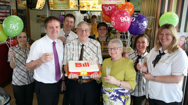 Cụ ông 90 tuổi vẫn hăng say làm nhân viên cho hãng McDonald ảnh 1