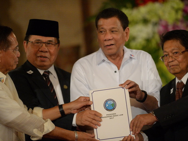 Tổng thống Philippines đề nghị Quốc hội gia hạn thiết quân luật ảnh 1