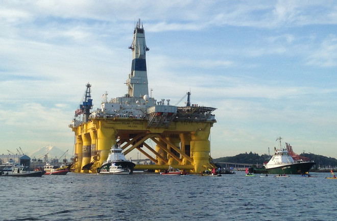 Một giàn khoan dầu của Tập đoàn Shell ở Seattle, Washington của Mỹ. (Ảnh: AFP/TTXVN) EIA: Mỹ sẽ trở thành nước sản xuất dầu thô hàng đầu thế giới ảnh 1