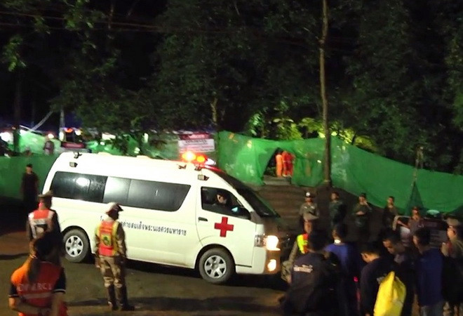 Những nhân viên y tế và cứu hộ cuối cùng rời hang Tham Luang ảnh 1