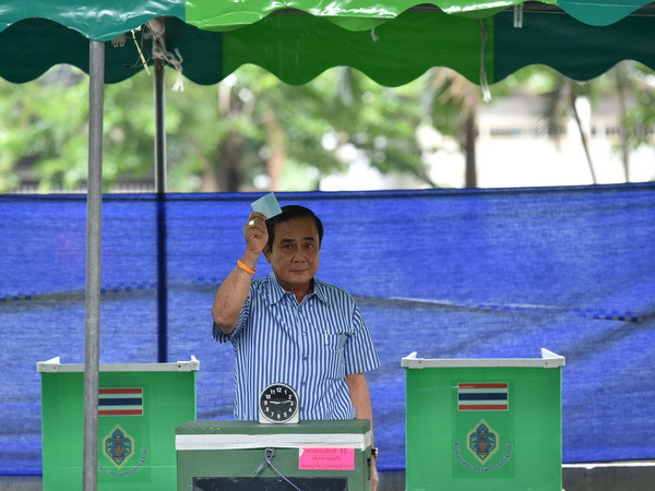 Tương lai vẫn chưa phẳng lặng trên chính trường Thái Lan ảnh 1