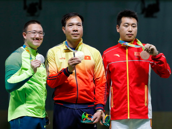 Vietravel tặng 10.000 USD cho xạ thủ Hoàng Xuân Vinh ảnh 1