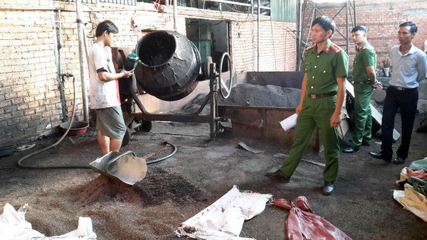Vụ vỏ càphê trộn sỏi và nhuộm pin: Công an đã thu giữ 3 tấn hàng hóa ảnh 1