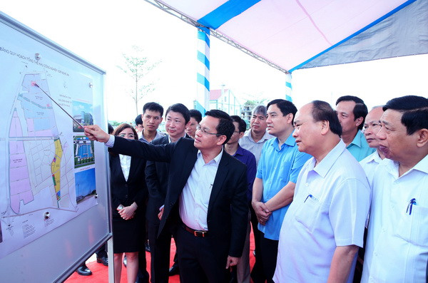 Thủ tướng Nguyễn Xuân Phúc đến thăm Khu công nghiệp Vsip Nghệ An. (Ảnh: Thống Nhất/TTXVN) Việt Nam luôn coi trọng quan hệ Đối tác Chiến lược với Singapore ảnh 2