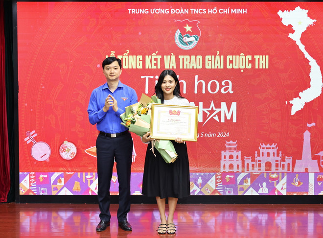 Bí thư Trung ương Đoàn Nguyễn Minh Triết tặng Bằng khen của Ban Chấp hành Trung ương Đoàn cho Tỉnh đoàn Quảng Bình với giải thưởng tỉnh, thành đoàn, đoàn trực thuộc có số lượng sản phẩm dự thi nhiều nhất. (Ảnh: Minh Đức/TTXVN) ttxvn_trao giai_cuoc_thi tinh_hoa_viet_nam.jpg