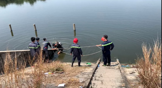 Đội cứu hộ cứu nạn tìm kiếm cháu bé bị đuối nước. (Ảnh minh họa: Huyền Trang/TTXVN) Đắk Lắk: Báo động gia tăng tình trạng đuối nước ở trẻ em ảnh 1