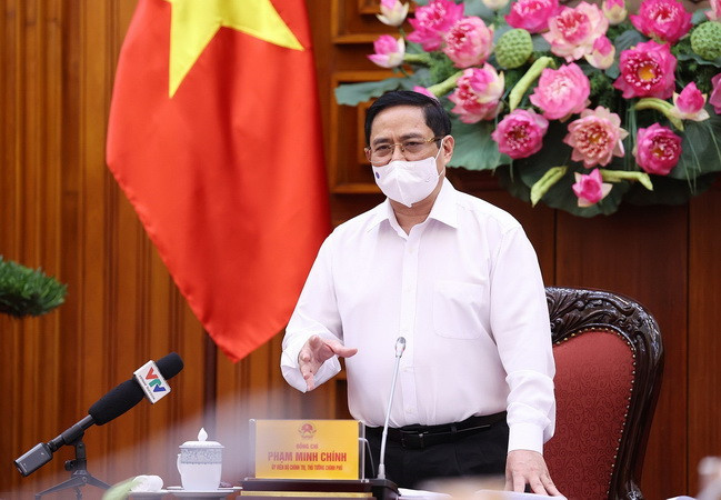 Thủ tướng Phạm Minh Chính yêu cầu thực hiện nghiêm túc các biện pháp phòng, chống dịch trong các khu công nghiệp. (Ảnh: Dương Giang/TTXVN) Quyết liệt, thần tốc hơn để có đủ vaccine sớm tiêm phòng diện rộng ảnh 1