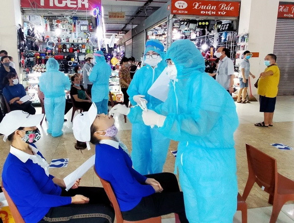 Lấy mẫu xét nghiệm COVID-19 tại chợ Hạ Long 1. (Ảnh: TTXVN phát) Quảng Ninh nâng cao năng lực, mở rộng xét nghiệm để kiểm soát dịch ảnh 1