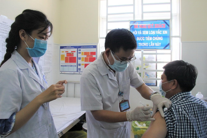 Tiêm vaccine phòng COVID-19 cho người làm việc tại Trung tâm hành chính tập trung tỉnh Bình Dương. (Ảnh: Văn Hướng/TTXVN) Quyết liệt, thần tốc hơn để có đủ vaccine sớm tiêm phòng diện rộng ảnh 3