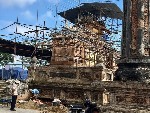 Đầu tư 700 triệu đồng thực hiện trùng tu Bia Quốc học Huế ảnh 1