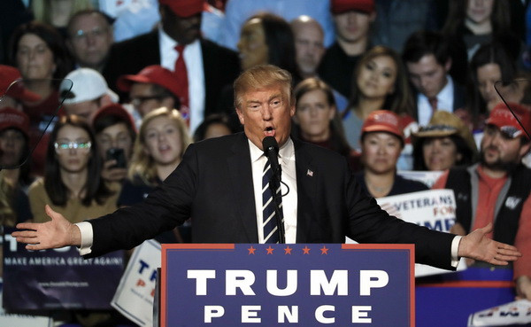 Ông Donald Trump phát biểu tại Grand Rapids ngày 8/11. (Nguồn: AP/TTXVN) Mạng xã hội đã làm nên chiến thắng của ông Donald Trump ảnh 1