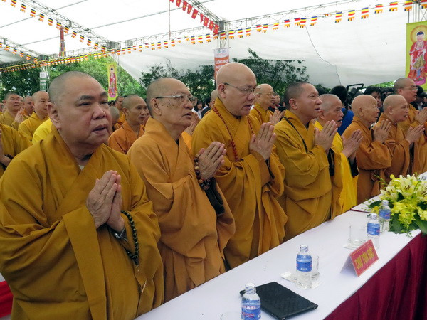 Cầu nguyện cho các nạn nhân tử vong do tai nạn giao thông năm 2015. (Ảnh: Văn Đạt/TTXVN) Đại lễ cầu siêu cho các nạn nhân tử vong vì tai nạn giao thông ảnh 1