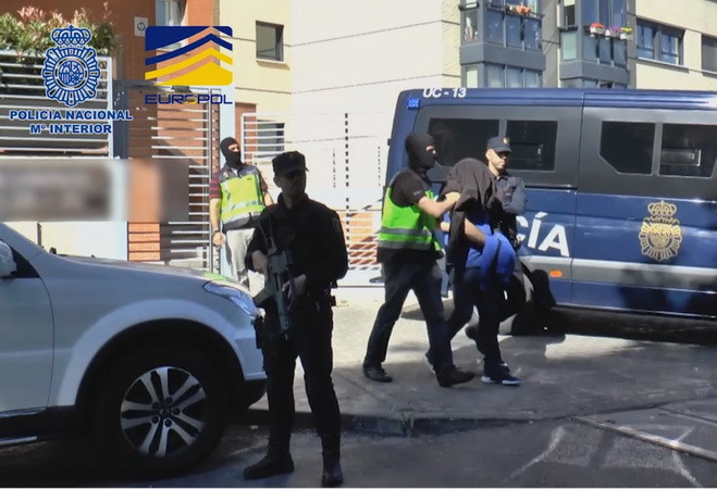 Cảnh sát bắt giữ các phần tử tình nghi khủng bố. (Ảnh: AFP/TTXVN) Europol mở chiến dịch tấn công mạng nhằm vào khủng bố IS ảnh 1