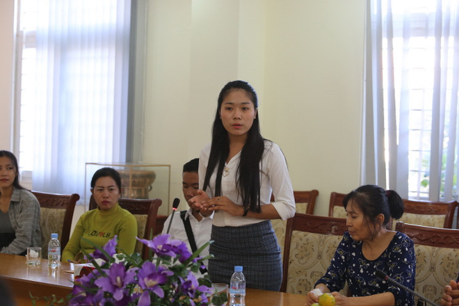 Đại diện học sinh gốc Việt Nam chuẩn bị sang học tập tại một số trường đại học tại Việt Nam phát biểu ý kiến. (Ảnh: Long-Hùng-Nhung/Vietnam+) Ra mắt Quỹ phát triển nguồn nhân lực cộng đồng người Việt ở Campuchia ảnh 1
