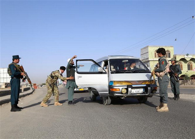 Taliban chiếm căn cứ trong vành đai phòng thủ quanh thành phố Ghazni ảnh 1