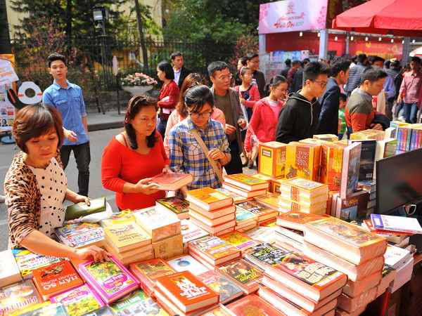 Hà Nội: Doanh thu Phố sách Xuân Đinh Dậu 2017 đạt trên 7 tỷ đồng ảnh 1