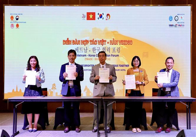 Lễ ký kết hợp tác giữa các Hiệp hội, Hội doanh nhân, doanh nghiệp Việt-Hàn với tỉnh Đồng Nai. (Ảnh: Hồng Giang/TTXVN) Xúc tiến thu hút đầu tư từ Hàn Quốc vào các địa phương phía Nam ảnh 1