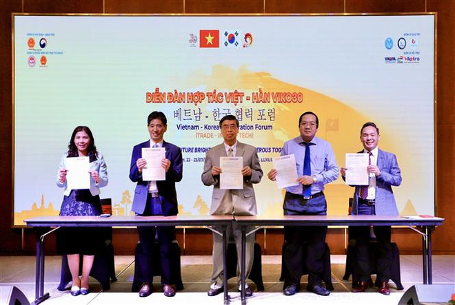 Lễ ký kết hợp tác giữa các Hiệp hội, Hội doanh nhân, doanh nghiệp Việt-Hàn với tỉnh Long An. (Ảnh: Hồng Giang/TTXVN) Xúc tiến thu hút đầu tư từ Hàn Quốc vào các địa phương phía Nam ảnh 3