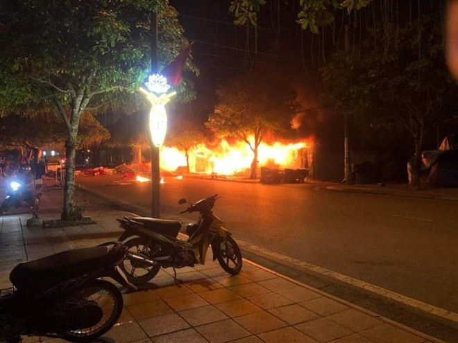 Hiện trường vụ hỏa hoạn. (Ảnh: TTXVN phát) Quảng Ninh: Cháy lan tại dãy nhà bán vàng mã, điện tử tại Móng Cái ảnh 2