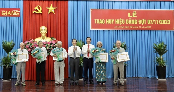 Tỉnh An Giang trao Huy hiệu Đảng tặng các đảng viên cao niên ảnh 1