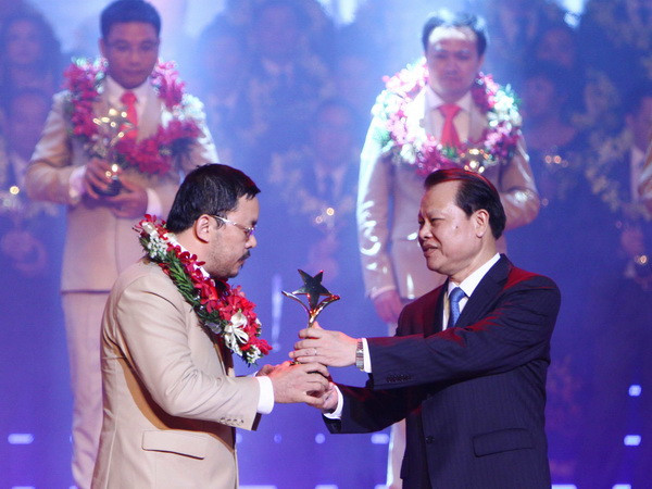 Trao giải thưởng Sao Đỏ cho 10 doanh nhân trẻ xuất sắc ảnh 1