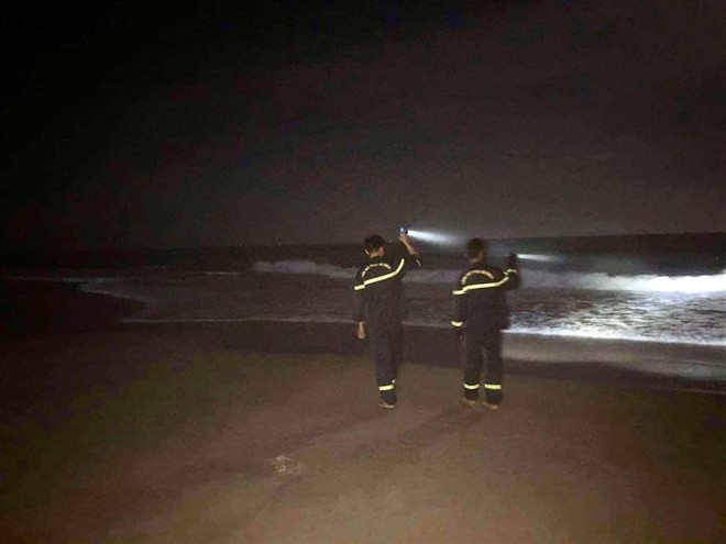 Ba học sinh tắm biển bị cuốn trôi ở Khánh Hòa: Tìm thấy thi thể thứ 3 ảnh 1